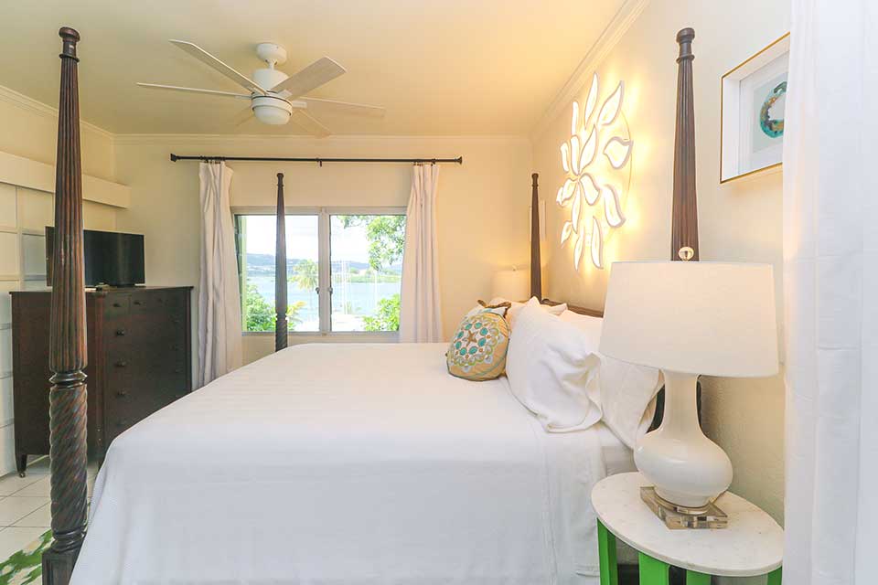 bettys-hideaway-poster-bed-lamp