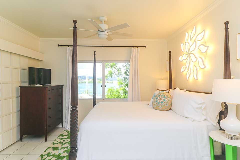 bettys-hideaway-poster-bed-window